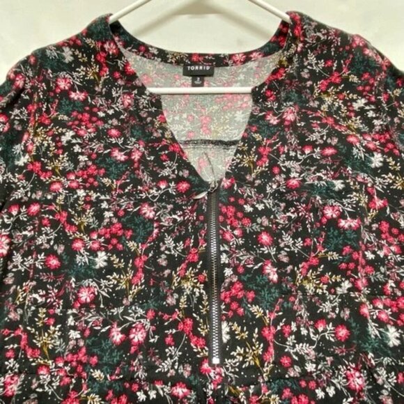Torrid Babydoll Zip Front Top Women's 2 Black Floral 3/4 Sleeve Roll Tab Stretch - Picture 13 of 13